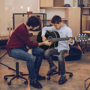 Guitarra Acústica KMA102 de 41 Pulgadas, Fabricada en Madera de Tilo, con Amplificador de 15W, Afinador y Otros Accesorios, Borde Negro Mate - Product Image 5