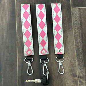 Fábrica al por mayor de lujo de cuero de vaca genuino Muñequera Llaveros Logotipo personalizado Llavero de cuero a cuadros Muñequera promocional - Product Image 5