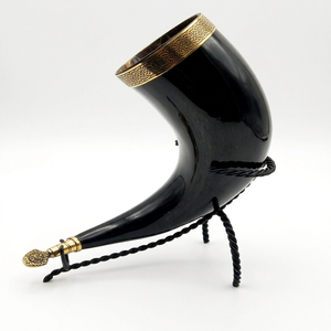 Cuerno para Beber con Borde de Latón Hecho a Mano, Venta al por Mayor, Personalizado, OEM, ODM, con Soporte de Hierro, Estilo Medieval Vikingo, DECORYUG - Product Image 3