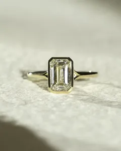 Bague de fiançailles et de promesse en or 14 carats, sertie d'un diamant de laboratoire taille émeraude 3 carats, tendance, monture closée, qualité E VVS2, certifiée IGI. - Product Image 3