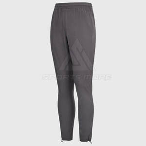 Combinaison coupe-vent respirante et à coupe décontractée avec tissu durable et confortable à porter toute la journée - Product Image 4