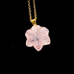 Collier avec pendentif en forme de fleur de quartz rose pour femmes, pendentif en cristal de pierre précieuse de quartz rose sculpté à la main, bijoux faits à la main - Product Image 1