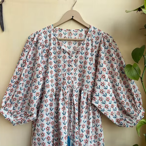 เดรสทรงเอไลน์ผ้าฝ้ายอินเดียพิมพ์ลายด้วยมือ เป็นมิตรกับสิ่งแวดล้อม ผ้าฝ้าย 100% สไตล์ลำลอง พร้อมงานปักและตกแต่งพู่ห้อย - Product Image 1