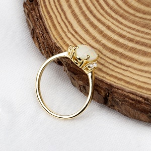 แหวนเงินแท้ 925 ชุบทองคำขาว ประดับโอปอลไฟร์รูปไข่ธรรมชาติและเพชร CZ จาก Memoria Jewels ขายส่ง - Product Image 3