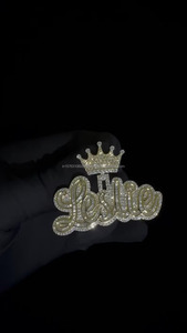 Collar de lujo con el nombre "Leslie" completamente cubierto de diamantes cultivados en laboratorio, colgante de corona para hombres y mujeres. - Product Image 4