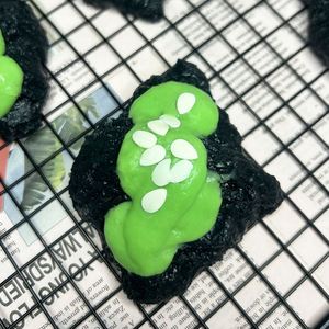 Nuevos Juguetes de Silicona con Forma de Croissant de Caramelo y Matcha para Niños y Adultos, Súper Pegajosos y Antiestrés, Juguetes de Regalo - Product Image 3