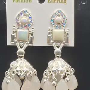 Pendientes Jhumka de Plata Oxidada India con Flor Redonda, Cristal de Estrás, Campana y Cuentas Multicolor Colgantes, Venta al por Mayor, Par - Product Image 1