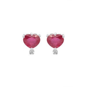 Boucles d'oreilles clous en or jaune massif 14 carats avec rubis naturel en forme de cœur et accent de diamants sertis à griffes, collection Memoria Jewels, vente en gros - Product Image 3