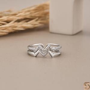 Anillo de Moissanita Zig Zag con Banda Abierta en Chevron de 0.10CT, Anillo Apilable de Plata 925 Impresionante de Satani Brothers - Product Image 1