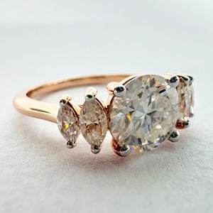 Anillo de Oro Rosa de 18K con Diamante Cultivado en Laboratorio de Corte Redondo de 2.00CTW, Certificado IGI, Banda con Piedras Laterales Marquise - Product Image 6