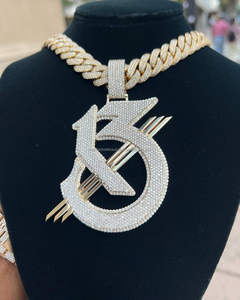 Colgante de Moissanita en Tono Dorado con Número 5 y Engaste de Piedras Brillantes, Diseño Geométrico Audaz y Joyería Hip Hop al por Mayor - Product Image 1