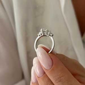 Anillo de Cinco Piedras con Moissanita Brillante de 2CT, Corte Marquesa, Plata 925 Original, Joyería Fina para Novia, Regalo para Esposa - Product Image 4