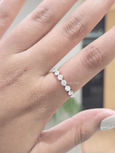 แหวนทองคำขาว 14K ประดับเพชร 0.80 กะรัต รับรองโดย IGI ระดับความสะอาด VVS2 ดีไซน์เรียบหรู ฝังเพชร 7 เม็ดแบบร่วมกัน สำหรับงานแต่งงานหรือวันครบรอบ - Product Image 4