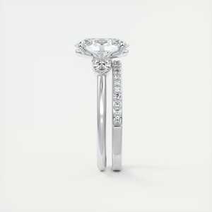 Anillo de compromiso de tres piedras con centro ovalado de 2.25 ct y piedras laterales en forma de pera, en oro blanco de 14K, cultivado en laboratorio. - Product Image 4