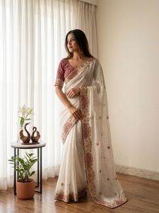 Magnifique sari en soie froissée avec broderies de sequins et de fils, imprimé Bandhej, et chemisier en chinon. - Product Image 1