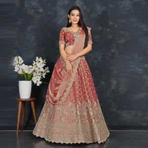 Lehenga Choli finition mousse |   Motif Zari en or fin |   Grand bordure artisanale |   Ensemble de dupatta drapé et fluide - Product Image 2