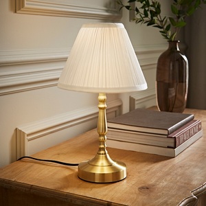 Lampe de table en métal Regalia Crystal avec finition dorée, abat-jour en tissu, structure en fer robuste, élégante pour la chambre à coucher, le salon - Product Image 4