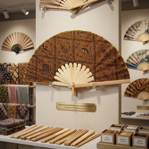 Éventail pliant artisanal indonésien classique en tissu Sogan Batik, avec nervures en bambou naturel, cadeau culturel traditionnel, accessoire artisanal - Product Image 5