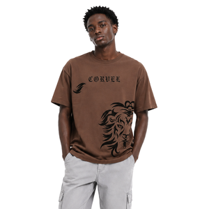 Camiseta de Hombre con Estampado de León, Detalle de Logotipo Gótico, Ropa Urbana, Silueta Relajada, Estilo Vintage Personalizado - Product Image 1