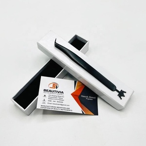 Pinzas de pestañas con diseño de corona de marca personalizada Agarre fuerte Pinzas de extensión de pestañas de acero inoxidable Punta de fibra sostenible - Product Image 1