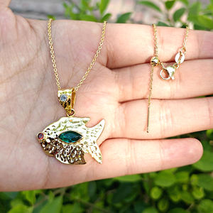 Collar de joyería con diseño de pez, colgante de pez dorado con gema hidrofacetada, textura martillada, metal de latón chapado en oro - Product Image 4