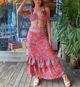 Conjunto de Dos Piezas con Top Corto de Seda con Estampado Paisley Vibrante y Falda Escalonada, Estilo Bohemio para Vacaciones de Verano en la Playa - Product Image 1