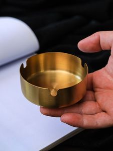 Cendrier rond en métal plaqué or, élégant et robuste, idéal pour une utilisation en intérieur et en extérieur. - Product Image 1