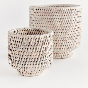 Pots de plantes décoratifs en rotin à prix abordable, pots à fleurs aux designs variés, paniers pour plantes. - Product Image 2