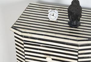 Table à tiroirs en os incrusté de la marque ILAHI, design moderne, détails en agate, rangement à trois niveaux, meuble portable pour la maison - Product Image 5