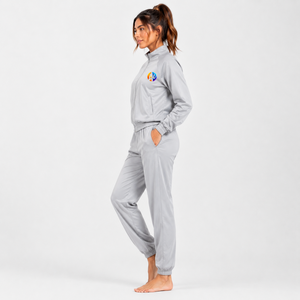 Chándal elegante para mujer diseñado con tela transpirable, comodidad relajada y movimiento flexible para entrenamiento físico y uso diario. - Product Image 4