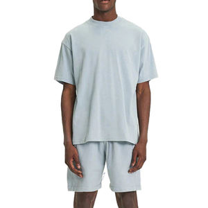 Ensemble d'été pour hommes, haut à manches courtes coupe décontractée et short confortable, en coton respirant, style décontracté pour les vacances, style streetwear - Product Image 1