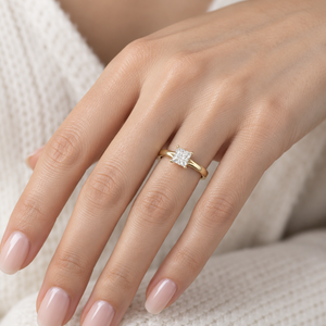 Bague Solitaire Classique à Double Griffes Coupe Princesse en Or Jaune 14K avec Diamant de Laboratoire Certifié IGI – Cadeau de Fiançailles Personnalisable OEM - Product Image 3