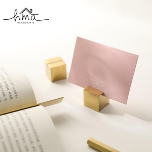 Porte-cartes de visite en métal en forme de cube doré, support de présentation de cartes de bureau minimaliste carré, support de cartes de table moderne pour le bureau, décoration - Product Image 1