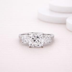 Bague de fiançailles Trisha Jewels ER0055 vintage à trois pierres de laboratoire taille ovale, en argent sterling 925 sertie à griffes, luxe, pour mariée, haute joaillerie - Product Image 4