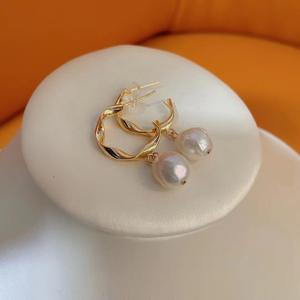 Boucles d'oreilles en perles Edison Tang Yan, style fleurs épanouies, 12-13 mm, blanc froid, translucides, presque parfaitement rondes, légers défauts - Product Image 3