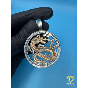 Colgante Espíritu de Dragón Arge con Borde de Diamantes Moissanite y Acabado Plateado, Joyería Hip Hop Bling para Hombre - Product Image 1