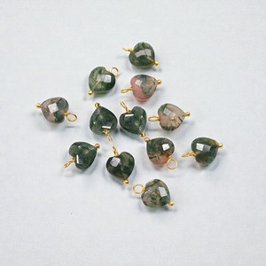 Pendentif en agate mousse naturelle en forme de cœur |   Charme en argent vert biologique pour bijoux faits à la main - Product Image 1