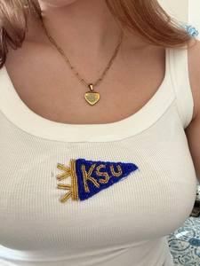 ป้ายปักลาย KSU ประดับด้วยลูกปัดทำมือบนเสื้อกล้ามผ้าฝ้ายสีขาวลายริบบิ้น พร้อมงานตกแต่งแบบแอพพลิเค - Product Image 1