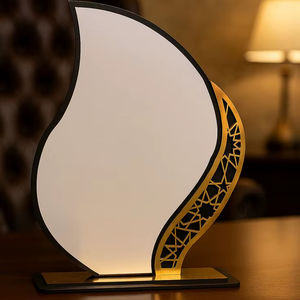 Trofeo moderno con forma de llama y entramado dorado. Diseños elegantes disponibles a precios de mayorista. - Product Image 1