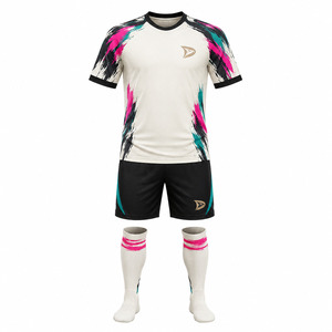 Uniformes de Fútbol Personalizados al por Mayor: Conjunto de Uniforme de Fútbol para Hombre en Poliéster Transpirable con Cuello en V y MOQ Bajo |   Jersey Deportivo de Verano OEM - Product Image 1