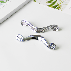 Poignée de meuble en alliage d'aluminium en forme de S, motif cristal, durable et luxueuse, pour armoires de cuisine et de salle de bain - Product Image 1
