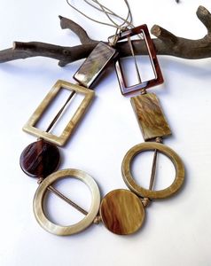 Collier en corne d'inspiration ethnique, fait main avec des techniques traditionnelles, parfait pour le style de mode culturel et les présentations de bijoux - Product Image 3