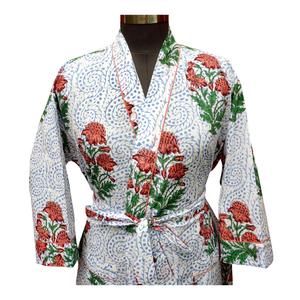 Bata de dormir tipo kimono de algodón transpirable de secado rápido con estampado floral digital textil, cuello en V y cierre de cinturón. - Product Image 3