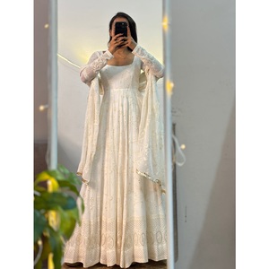 Robe Anarkali élégante de style moderne pour femmes, parfaite pour les occasions spéciales et les festivals. - Product Image 1