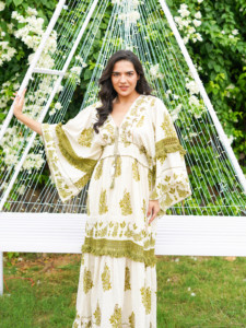 Robe maxi en dentelle florale blanche bohème pour femmes, été, longue, légère, fluide, tenue de villégiature, tenue de mode de haute qualité - Product Image 1