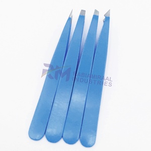 Pinzas para cejas RMI con recubrimiento en polvo azul y punta plateada, de acero inoxidable, con punta inclinada, ligeras y clásicas. - Product Image 4