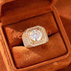 Anillo Solitario de Lujo Chapado en Oro de 18K |   Piedra central redonda masiva con halo |   Joyería de Oro Estilo Hip Hop con Incrustaciones de Diamantes para Hombre - Product Image 4