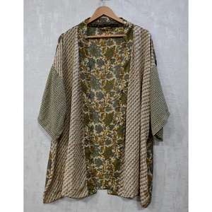 Kimono court en soie patchwork pour femme, robe de plage légère en soie, faite à la main, style bohème, pour l'été, les voyages et les stations balnéaires - Product Image 1