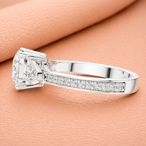 Bague de fiançailles en or blanc avec trois diamants de laboratoire taille Trillion, clarté VVS1-VVS2, certifiée IGI, bijoux de luxe pour mariée - Product Image 3