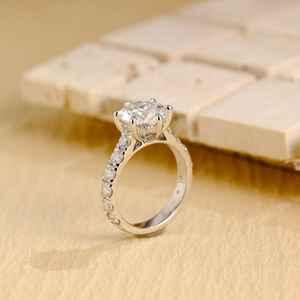 Anillo de Eternidad Clásico con Diamante de Corte Redondo de Moissanita de 2 Quilates, Plata 925 Original, Estilo Moderno, Regalo para Enamorados, Cumpleaños - Product Image 6